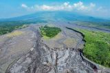 Foto udara aktivitas penambang pasir di sekitar jalur aliran lahar hujan Gunung Semeru, Desa Supiturang, Lumajang, Jawa Timur, Kamis (14/11/2024). Memasuki musim penghujan, Badan Penanggulangan Bencana Daerah (BPBD) Lumajang menyiagakan Tim Reaksi Cepat (TRC) di pos pantau Curah Kobokan untuk memantau dan memberi peringatan kepada warga jika terjadi banjir lahar hujan Gunung Semeru. Antara Jatim/Irfan Sumanjaya/um