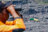 Aktivitas penambang pasir di sekitar jalur aliran lahar hujan Gunung Semeru, Desa Supiturang, Lumajang, Jawa Timur, Kamis (14/11/2024). Memasuki musim penghujan, Badan Penanggulangan Bencana Daerah (BPBD) Lumajang menyiagakan Tim Reaksi Cepat (TRC) di pos pantau Curah Kobokan untuk memantau dan memberi peringatan kepada warga jika terjadi banjir lahar hujan Gunung Semeru. Antara Jatim/Irfan Sumanjaya/um