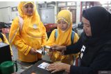 Petugas membubuhkan cap stempel pada perangko siswa SD Islam Muhammad Hatta sata kegiatan Wisata Pos di Kantor Pos Indonesia, Malang, Jawa Timur, Kamis (14/11/2024). Wisata Pos tersebut diadakan sebagai edukasi untuk mengenalkan cara pengiriman surat, memahami fungsi perangko, sistem pengiriman paket serta filateli kepada sekitar 80 pelajar sebagai implementasi kurikulum merdeka dengan pendekatan tematik pembelajaran luar kelas. Antara Jatim/Ari Bowo Sucipto/um