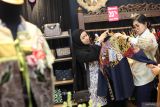 Pengunjung memilih busana batik saat Batik Fashion Fair di Surabaya, Jawa Timur, Kamis (14/11/2024). Pameran itu memajang berbagai busana batik yang merupakan produk unggulan pelaku usaha batik dari berbagi daerah di Jawa Timur dan berlangsung sampai 17 November 2024. Antara Jatim/Didik Suhartono/um