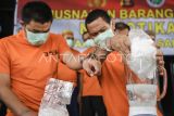 Tersangka memasukkan sabu-sabu dalam alat pelumat saat pemusnahan barang bukti narkotika di Polresta Samarinda, Kalimantan Timur, Kamis (14/11/2024). Satresnarkoba Polresta Samarinda memusnahkan sabu-sabu seberat 4.073,87 gram, 40 butir pil ekstasi, 164,46 gram tembakau sintetis dari tujuh orang tersangka di enam tempat kejadian perkara berbeda. Antara Kaltim/M Risyal Hidayat