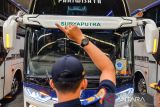 Petugas melakukan pemeriksaan lampu sein di pangkalan bus Surya Putra, Bandung, Jawa Barat, Kamis (14/11/2024). Balai Pengelola Transportasi Darat Kementerian Perhubungan melakukan inspeksi keselamatan transportasi pariwisata sebagai bagian dari persiapan armada untuk libur Natal dan Tahun Baru 2025, serta langkah antisipasi agar insiden kecelakaan seperti di KM 92 Tol Cipularang tidak terulang. ANTARA FOTO/Raisan Al Farisi/agr
