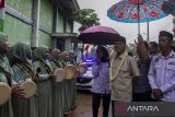 Menteri Desa dan Pembangunan Desa Tertinggal Yandri Susanto (ketiga kanan) menyapa warga saat kunjungan kerja di Desa Kadugenep, Kecamatan Petir, Kabupaten Serang, Banten, Kamis (14/11/2024). Dalam kunjungannya tersebut Mendes PDT Yandri meresmikan Desa Kadugenep sebagai Kampung Ekonomi Kreatif Kerajinan Tas dan Kelakat Bambu, sekaligus meminta kepada para kepala desa untuk membentuk kedaulatan pangan dari desa dalam rangka mendukung program makan bergizi gratis. ANTARA FOTO/Angga Budhiyanto/gp