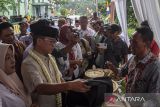 Menteri Desa dan Pembangunan Desa Tertinggal Yandri Susanto (kedua kiri) melihat produk tas buatan warga saat kunjungan kerja di Desa Kadugenep, Kecamatan Petir, Kabupaten Serang, Banten, Kamis (14/11/2024). Dalam kunjungannya tersebut Mendes PDT Yandri meresmikan Desa Kadugenep sebagai Kampung Ekonomi Kreatif Kerajinan Tas dan Kelakat Bambu, sekaligus meminta kepada para kepala desa untuk membentuk kedaulatan pangan dari desa dalam rangka mendukung program makan bergizi gratis. ANTARA FOTO/Angga Budhiyanto/gp