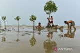 Seorang anak berjalan melewati sampah di Pantai Pasir Putih, Kasemen, Kota Serang, Banten, Kamis (14/11/2024). Pantai Pasir Putih yang merupakan salah satu destinasi wisata di wilayah utara pesisir Banten tersebut kondisinya tidak terawat karena adanya sampah dan kubangan lumpur. ANTARA FOTO/Putra M. Akbar/gp