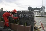 Pekerja membersihkan ornamen taman di Kawasan Inti Pusat Pemerintahan (KIPP) di Ibu Kota Nusantara (IKN), Penajam Paser Utara, Kalimantan Timur, Senin (11/11/2024). Presiden Prabowo Subianto akan memfokuskan pembangunan Ibu Kota Nusantara (IKN) menjadi pusat pemerintahan politik untuk kegiatan eksekutif, legislatif, dan yudikatif dalam periode empat hingga lima tahun ke depan. Antara Kaltim/M Risyal Hidayat