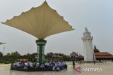 Pemandu wisata memberikan penjelasan kepada pelajar yang berwisata di Masjid Agung Banten, Kasemen, Kota Serang, Banten, Kamis (14/11/2024). Masjid Agung Banten yang didirikan sejak tahun 1566 Masehi pada masa kesultanan Banten pertama tersebut merupakan salah satu destinasi wisata religi bersejarah yang ramai dikunjungi wisatawan di kawasan Banten Lama. ANTARA FOTO/Putra M. Akbar/gp