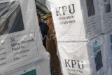 Penjabat Gubernur Kalimantan Timur Akmal Malik mengecek logistik yang akan digunakan pada Pilkada Serentak 2024 di Kaltim di Gudang KPU Kota Samarinda, Kaltim, Selasa (12/11/2024). Menurut KPU Kaltim jumlah daftar pemilih tetap (DPT) pada Pilkada Serentak 2024 sebanyak 2.821.202 pemilih dengan menyiapkan 6.274 tempat pemungutan suara (TPS) maupun 30 TPS lokasi khusus. Antara Kaltim/M Risyal Hidayat