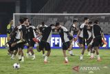 Sejumlah pesepak bola Timnas Indonesia berlari saat menjalani sesi latihan resmi di Stadion Utama Gelora Bung Karno, Senayan, Jakarta, Kamis (14/11/2024). Latihan resmi tersebut merupakan persiapan Timnas Indonesia melawan Timnas Jepang dalam laga Grup C Babak Ketiga Kualifikasi Piala Dunia 2026 pada Jumat (15/11). ANTARA FOTO/Aprillio Akbar/rwa/gp