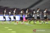 Sejumlah pesepak bola Timnas Indonesia berlari saat menjalani sesi latihan resmi di Stadion Utama Gelora Bung Karno, Senayan, Jakarta, Kamis (14/11/2024). Latihan resmi tersebut merupakan persiapan Timnas Indonesia melawan Timnas Jepang dalam laga Grup C Babak Ketiga Kualifikasi Piala Dunia 2026 pada Jumat (15/11). ANTARA FOTO/Aprillio Akbar/rwa/gp