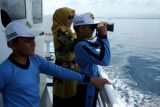 Seorang pelajar bersama gurunya menggunakan teropong  saat berlayar dengan Kapal Pengawas HIU 12  dalam kegiatan Joy Sailing di perairan Banda Aceh, Aceh, Kamis (14/11/2024). Pangkalan Pengawasan Sumber Daya Kelautan dan Perikanan (PSDKP) Lampulo di daerah itu  menggelar kegiatan Joy Sailing atau berlayar gembira bersama pelajar untuk memberikan edukasi kepada pelajar terkait tugas dan fungsi pengawasan sumber daya kelautan dan jenis alat tangkap ikan yang dilarang karena dapat merusak ekosistem kelautan. ANTARA FOTO/Ampelsa.