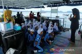 Petugas Pangkalan Pengawasan Sumber Daya Kelautandan Perikanan (PSDKP) memberikan penjelasan tentang fungsi pengawasan kelautan kepada pelajar  saat berlayar dengan Kapal Pengawas HIU 12  dalam kegiatan Joy Sailing di perairan Banda Aceh, Aceh, Kamis (14/11/2024). Pangkalan Pengawasan Sumber Daya Kelautandan dan Perikanan (PSDKP) Lampulo di daerah itu  menggelar kegiatan Joy Sailing atau berlayar gembira bersama pelajar untuk memberikan edukasi kepada pelajar terkait tugas dan fungsi pengawasan sumber daya kelautan dan jenis alat tangkap ikan yang dilarang karena dapat merusak ekosistem kelautan. ANTARA FOTO/Ampelsa.