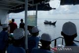 Sejumlah pelajar didampingi petugas menyaksikan kapal nelayan tradisional  menangkap ikan menggunakan jaring ramah lingkungan  saat berlayar dengan Kapal Pengawas HIU 12  dalam kegiatan Joy Sailing di perairan Banda Aceh, Aceh, Kamis (14/11/2024). Pangkalan Pengawasan Sumber Daya Kelautan dan Perikanan (PSDKP) Lampulo di daerah itu  menggelar kegiatan Joy Sailing atau berlayar gembira bersama pelajar untuk memberikan edukasi kepada pelajar terkait tugas dan fungsi pengawasan sumber daya kelautan dan jenis alat tangkap ikan yang dilarang karena dapat merusak ekosistem kelautan. ANTARA FOTO/Ampelsa.