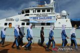 Petugas memberikan arahan kepada pelajar sebelum berlayar dengan Kapal Pengawas HIU 12 pada kegiatan Joy Sailing di perairan Banda Aceh, Aceh, Kamis (14/11/2024). Pangkalan Pengawasan Sumber Daya Kelautandan  dan Perikanan (PSDKP) Lampulo di daerah itu  menggelar kegiatan Joy Sailing atau berlayar gembira bersama pelajar untuk memberikan edukasi kepada pelajar terkait tugas dan fungsi pengawasan sumber daya kelautan dan jenis alat tangkap ikan yang dilarang karena dapat merusak ekosistem kelautan. ANTARA FOTO/Ampelsa.