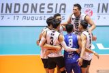 Pevoli Lavani Dio Zulfikri (tengah) berselebrasi bersama rekannya usai meraih poin atas lawannya TNI AU Electric pada pertandingan Final Four Livoli Divisi Utama di GOR Tri Dharma, Gresik, Jawa Timur, Kamis (14/11/2024). Lavani Navy menang atas TNI AU Electric dengan skor 3-2 (25-22, 23-25, 25-19, 16-25, dan 15-8). Antara Jatim/Rizal Hanafi/um