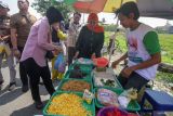 Calon Gubernur Jawa Timur nomor urut 2 Khofifah Indar Parawansa (kedua kanan) menyapa pedagang saat safari politik di pasar Jumat Legi, Sukodono, Sidoarjo, Jawa Timur, Jumat (15/11/2024). Safari politik di pasar dadakan tersebut dalam rangka mendekatkan sekaligus meminta dukungan atas pencalonannya sebagai calon Gubernur Jawa Timur kepada para pedagang dan pengunjung di pasar itu. Antara Jatim/Umarul Faruq