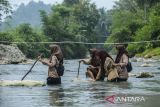 Sejumlah siswa menyeberangi sungai Ciujung di Desa Parakanbeusi, Lebak, Banten, Jumat (15/11/2024). Jembatan gantung yang menjadi akses utama penghubung Kecamatan Leuwidamar-Bojongmanik tersebut ambruk pada Kamis (14/11/2024) diduga akibat rusak termakan usia sehingga menyebabkan warga dan siswa terpaksa menyeberang sungai karena akses jalur alternatif yang jauh dengan menempuh jarak sekitar 20 kilometer. ANTARA FOTO/Muhammad Bagus Khoirunas/gp