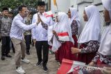 Menteri Desa dan Pembangunan Daerah Tertinggal (Mendes PDT) Yandri Susanto (ketiga kiri) didampingi Utusan Khusus Presiden RI Bidang Generasi Muda dan Pekerja Seni Raffi Ahmad (kedua kiri) menyapa pelajar saat kunjungan kerja di Desa Cikahuripan, Lembang, Kabupaten Bandung Barat, Jawa Barat, Jumat (15/11/2024). Dalam kunjungan kerja tersebut Mendes PDT Yandri Susanto memantau pengembangan desa mandiri melalui Badan Usaha Milik Desa (BUMDes) di daerah tersebut serta meminta kepada para kepala desa untuk membentuk kedaulatan pangan serta menggali ragam potensi desa dalam rangka mendukung program makan bergizi gratis serta swasembada pangan dan energi. ANTARA FOTO/Abdan Syakura/agr