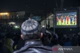 Warga nonton pertandingan Grup C putaran ketiga Kualifikasi Piala Dunia 2026 Zona Asia antara Timnas Indonesia melawan Timnas Jepang melalui layar proyektor di Alun-alun Lembang, Kabupaten Bandung Barat, Jawa Barat, Jumat (15/11/2024). Pemerintah setempat menggelar nonton bareng (nobar) untuk warga sebagai dukungan kepada Timnas Indonesia. ANTARA FOTO/Abdan Syakura/agr