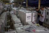 Petugas mengemas surat suara untuk dikemas saat setting dan pengepakan logistik di gudang logistik KPU Kota Serang, Banten, Jumat (15/11/2024). Komisi Pemilihan Umum (KPU) Kota Serang mulai melakukan pengepakan logistik untuk Pilkada Serentak 2024 yang rencananya akan didistribusikan pada 19 November ke 992 tempat pemungutan suara (TPS) di enam kecamatan Kota Serang. ANTARA FOTO/Angga Budhiyanto/gp