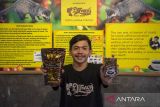 Pekerja menunjukkan kopi luwak yang siap dijual di Kopi Luwak Cikole, Lembang, Kabupaten Bandung Barat, Jawa Barat, Jumat (15/11/2024). Penangkaran dan rumah produksi Kopi Luwak Cikole tersebut dalam dua minggu mampu memproduksi 100 - 200 kilogram kopi luwak dan dipasarkan ke sejumlah negara seperti Singapura, Malaysia, Jepang, Arab Saudi dan Amerika Serikat dengan harga Rp550 ribu per 250 gram. ANTARA FOTO/Abdan Syakura/agr
