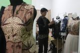 Pekerja membuat konten jaket batik untuk diunggah di media sosial di rumah produksi Da Silva Batik, Singosari, Malang, Jawa Timur, Jumat (15/11/2024). Menurut perajin sedikitnya 500 buah jaket batik dari hasil produksi per bulan mampu terjual ke Malaysia, Singapura serta beberapa kota di Indonesia melalui pasar digital dengan harga Rp300 ribu hingga Rp400 ribu per buah tergantung jenis kainnya. ANTARA Jatim/Ari Bowo Sucipto/mas.