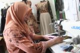 Pekerja menjahit jaket batik di rumah produksi Da Silva Batik, Singosari, Malang, Jawa Timur, Jumat (15/11/2024). Menurut perajin sedikitnya 500 buah jaket batik dari hasil produksi per bulan mampu terjual ke Malaysia, Singapura serta beberapa kota di Indonesia melalui pasar digital dengan harga Rp300 ribu hingga Rp400 ribu per buah tergantung jenis kainnya. ANTARA Jatim/Ari Bowo Sucipto/mas.