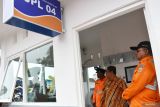 Pj Bupati Madiun Tontro Pahlawanto (tengah) meninjau pos jaga perlintasan Kereta Api (KA) saat meresmikan operasional pos jaga dan palang pintu perlintasan di Jalur Perlintasan Langsung (JPL) 04 Ngetrep, Jiwan, Kabupaten Madiun, Jawa Timur, Jumat (15/11/2024). Pemprov Jatim bersama Pemkab Madiun membangun pos jaga dan palang pintu KA di lokasi tersebut yang mulai dioperasionalkan Jumat (15/11) guna meningkatkan keselamatan masyarakat yang melewati perlintasan KA. Antara Jatim/Siswowidodo/mas.