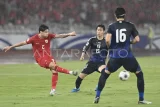 Pesepak bola Timnas Indonesia Kevin Diks (kiri) menendang bola dengan dihadang pesepak bola Jepang Daichi Kamada (kedua kanan) saat bertanding dalam laga Grup C Babak Ketiga Kualifikasi Piala Dunia 2026 di Stadion Utama Gelora Bung Karno (SUGBK), Senayan, Jakarta, Jumat (15/11/2024). Antara Kaltim/Dhemas Reviyanto/mrh