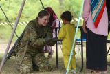 Angkatan Pertahanan Australia atau Australia Defence Force (ADF) menghibur anak kecil pada Operasi Evakuasi non-Kombatan (NEO) Keris Woomera 2024 di Pusat Latihan Pertempuran Marinir 5 Baluran Pantai Banongan, Situbondo, Jawa Timur, Jumat (15/11/2024). Latihan antara TNI dan ADF tersebut bertujuan untuk menyamakan persepsi, teknik dan prosedur yang berlaku secara Internasional dalam Operasi Evakuasi non-kombatan di daerah terdampak bencana atau konflik. Antara Jatim/Budi Candra Setya/um