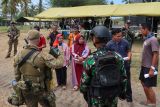 Prajurit TNI bersama Angkatan Pertahanan Australia atau Australia Defence Force (ADF) mengevakuasi warga sipil pada Operasi Evakuasi non-Kombatan (NEO) Keris Woomera 2024 di Pusat Latihan Pertempuran Marinir 5 Baluran Pantai Banongan, Situbondo, Jawa Timur, Jumat (15/11/2024). Latihan antara TNI dan ADF tersebut bertujuan untuk menyamakan persepsi, teknik dan prosedur yang berlaku secara Internasional dalam Operasi Evakuasi non-kombatan di daerah terdampak bencana atau konflik. Antara Jatim/Budi Candra Setya/um