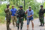 Prajurit TNI bersama Angkatan Pertahanan Australia atau Australia Defence Force (ADF) mengevakuasi warga sipil yang terluka pada Operasi Evakuasi non-Kombatan (NEO) Keris Woomera 2024 di Pusat Latihan Pertempuran Marinir 5 Baluran Pantai Banongan, Situbondo, Jawa Timur, Jumat (15/11/2024). Latihan antara TNI dan ADF tersebut bertujuan untuk menyamakan persepsi, teknik dan prosedur yang berlaku secara Internasional dalam Operasi Evakuasi non-kombatan di daerah terdampak bencana atau konflik. Antara Jatim/Budi Candra Setya/um