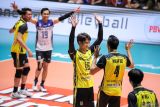 Pevoli Indomaret Alfin Daniel Pratama (tengah) berselebrasi bersama rekannya usai meraih poin atas tim TNI AU Electric pada pertandingan Final Four Livoli Divisi Utama di GOR Tri Dharma, Gresik, Jawa Timur, Sabtu (16/11/2024). Indomaret menang atas TNI AU Electric dengan skor 3-0 (28-26, 25-19, dan 25-17). Antara Jatim/Rizal Hanafi/um 