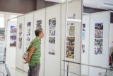 Pengunjung melihat desain arsitektur rumah yang ditampilkan dalam pameran bertajuk Rumah Impian di Universitas Muhammadiyah Malang, Malang, Jawa Timur, Sabtu (16/11/2024). Pameran yang menampilkan 42 karya desain arsitektur dan fotografi hasil karya sejumlah siswa SMA, SMK, dan MA di Jawa Timur tersebut dalam rangka mengasah kreativitas siswa sekaligus memperkaya literasi masyarakat mengenai bentuk ruang bangunan. Antara Jatim/Irfan Sumanjaya/um