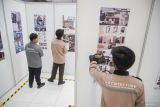 Pengunjung melihat desain arsitektur rumah yang ditampilkan dalam pameran bertajuk Rumah Impian di Universitas Muhammadiyah Malang, Malang, Jawa Timur, Sabtu (16/11/2024). Pameran yang menampilkan 42 karya desain arsitektur dan fotografi hasil karya sejumlah siswa SMA, SMK, dan MA di Jawa Timur tersebut dalam rangka mengasah kreativitas siswa sekaligus memperkaya literasi masyarakat mengenai bentuk ruang bangunan. Antara Jatim/Irfan Sumanjaya/um