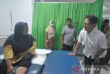 Menteri Kesehatan Budi Gunadi Sadikin (depan kanan) berdialog dengan salah satu pasien saat meninjau fasilitas kesehatan yang ada di RSUD Bengkulu Tengah, Bengkulu, Sabtu (16/11/2024). Dalam kunjungan tersebut, Menkes meninjau sejumlah fasilitas kesehatan mulai dari Posyandu, Puskesmas hingga RSUD sebagai tahapan untuk melakukan finalisasi program prioritas Presiden Prabowo Subianto yaitu cek Kesehatan gratis yang ditargetkan selesai akhir November 2024. ANTARA FOTO/Muhammad Izfaldi