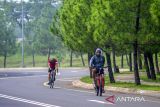 Warga bersepeda di Kota Baru Parahyangan, Padalarang, Kabupaten Bandung Barat, Jawa Barat, Sabtu (16/11/2024). Badan Pusat Statistik mencatat Indeks Pembangunan Manusia (IPM) Indonesia Tahun 2024 mencapai 75,02 atau mengalami peningkatan sebesar 0,85 persen dibandingkan pada 2023 yang sebesar 74,39 dimana indeks ini terbentuk dari rata-rata ukur capaian tiga dimensi utama, yaitu umur panjang dan hidup sehat, pengetahuan/pendidikan, dan standar hidup layak. ANTARA FOTO/Abdan Syakura/agr