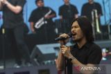 Personel grup band Dewa 19 Muhammad Devirzha tampil pada Konser Banten Maju di Kota Cilegon, Banten, Sabtu (16/11/2024). Pada konser yang merupakan rangkaian kampanye pasangan calon Gubernur dan Wakil Gubernur Banten nomor urut 2 Andra Soni dan Achmad Dimyati Natakusumah tersebut Dewa 19 membawakan sejumlah lagu diantaranya Kangen, Pupus, Dewi, dan Arjuna. ANTARA FOTO/Angga Budhiyanto/gp