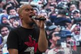 Personel grup band Dewa 19 Ahmad Dhani tampil pada Konser Banten Maju di Kota Cilegon, Banten, Sabtu (16/11/2024). Pada konser yang merupakan rangkaian kampanye pasangan calon Gubernur dan Wakil Gubernur Banten nomor urut 2 Andra Soni dan Achmad Dimyati Natakusumah tersebut Dewa 19 membawakan sejumlah lagu diantaranya Kangen, Pupus, Dewi, dan Arjuna. ANTARA FOTO/Angga Budhiyanto/gp