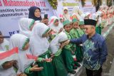 Menteri Pendidikan Dasar dan Menengah (Mendikdasmen) Abdul Mu'ti (kanan) menyapa siswa dalam rangka memperingati Milad ke-112 Muhammadiyah di SMA Muhammadiyah 1 Taman, Sidoarjo, Jawa Timur, Sabtu (16/11/2024). Milad ke-112 Muhammadiyah tersebut mengambil tema 