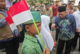 Menteri Pendidikan Dasar dan Menengah (Mendikdasmen) Abdul Mu'ti (kanan) menyapa siswa dalam rangka memperingati Milad ke-112 Muhammadiyah di SMA Muhammadiyah 1 Taman, Sidoarjo, Jawa Timur, Sabtu (16/11/2024). Milad ke-112 Muhammadiyah tersebut mengambil tema 