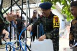 Kapolda Bangka Belitung Irjen Pol Hendro Pandowo meresmikan secara langsung bantuan sumur bor dari Direkorat Lalu Lintas Polda Babel yang berada di Desa Batu Belubang Kabupaten Bangka Tengah, Sabtu (16/11/2024). Bantuan sumur bor ini merupakan upaya Kepolisian dalam membantu mengurangi beban masyarakat memenuhi kebutuhan air. (ANTARA FOTO/HO-Humas Polda Babel)