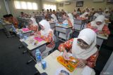 Pelajar menyantap makan siang saat peluncuran program Makan Siang Bergizi di SMA Muhammadiyah 1 Taman, Sidoarjo, Jawa Timur, Sabtu (16/11/2024). Program makan siang bergizi gratis secara nasional akan direncanakan oleh pemerintah pada Januari 2025. ANTARA Jatim/Umarul Faruq/mas.