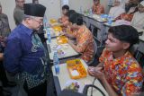 Menteri Pendidikan Dasar dan Menengah (Mendikdasmen) Abdul Muti (kedua kiri) meninjau program Makan Siang Bergizi di SMA Muhammadiyah 1 Taman, Sidoarjo, Jawa Timur, Sabtu (16/11/2024). Pimpinan Wilayah Muhammadiyah (PWM) Jawa Timur meluncurkan program Makan Siang Bergizi untuk sekolah dan madrasah Muhammadiyah se-Jawa Timur. ANTARA Jatim/Umarul Faruq/mas.