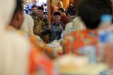 Menteri Pendidikan Dasar dan Menengah (Mendikdasmen) Abdul Muti (kanan) meninjau program Makan Siang Bergizi di SMA Muhammadiyah 1 Taman, Sidoarjo, Jawa Timur, Sabtu (16/11/2024). Pimpinan Wilayah Muhammadiyah (PWM) Jawa Timur meluncurkan program Makan Siang Bergizi untuk sekolah dan madrasah Muhammadiyah se-Jawa Timur. ANTARA Jatim/Umarul Faruq/mas.