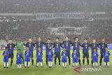 Pesepak bola Timnas Jepang menyanyikan lagu kebangsaan Kimigayo sebelum melawan Timnas Indonesia dalam laga Grup C Babak Ketiga Kualifikasi Piala Dunia 2026 di Stadion Utama Gelora Bung Karno (SUGBK), Senayan, Jakarta, Jumat (15/11/2024). ANTARA FOTO/Dhemas Reviyanto/mrh/foc/gp