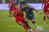 Pesepak bola Timnas Indonesia Rizky Ridho Ramadhani (kiri) berebut bola dengan pesepak bola Timnas Jepang Kaoru Mitoma (kanan) pada pertandingan Grup C putaran ketiga Kualifikasi Piala Dunia 2026 Zona Asia di Stadion Utama Gelora Bung Karno, Senayan, Jakarta, Jumat (15/11/2024). Timnas Indonesia kalah dari Jepang dengan skor akhir 0-4. ANTARA FOTO/Aprillio Akbar/Lmo/foc/gp