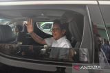 Menteri Kesehatan Budi Gunadi Sadikin (depan kanan) berdialog dengan salah satu pasien saat meninjau fasilitas kesehatan yang ada di RSUD Bengkulu Tengah, Bengkulu, Sabtu (16/11/2024). Dalam kunjungan tersebut, Menkes meninjau sejumlah fasilitas kesehatan mulai dari Posyandu, Puskesmas hingga RSUD sebagai tahapan untuk melakukan finalisasi program prioritas Presiden Prabowo Subianto yaitu cek Kesehatan gratis yang ditargetkan selesai akhir November 2024. ANTARA FOTO/Muhammad Izfaldi