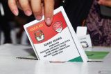 Seorang warga memasukkan surat suara ke dalam kotak saat simulasi pemungutan dan penghitungan suara Pilkada 2024 di TPS 09 Banjarejo, Kota Madiun, Jawa Timur Sabtu (16/11/2024). KPU Kota Madiun menggelar kegiatan itu untuk memberikan gambaran teknis kepada petugas dan warga guna mengukur efektivitas waktu dan memitigasi kendala-kendala yang ada, sehingga bisa diambil solusinya dalam Pilkada serentak 27 November 2024. Antara Jatim/Siswowidodo/mas.