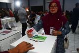 Seorang warga memasukkan surat suara ke dalam kotak saat simulasi pemungutan dan penghitungan suara Pilkada 2024 di TPS 09 Banjarejo, Kota Madiun, Jawa Timur Sabtu (16/11/2024). KPU Kota Madiun menggelar kegiatan itu untuk memberikan gambaran teknis kepada petugas dan warga guna mengukur efektivitas waktu dan memitigasi kendala-kendala yang ada, sehingga bisa diambil solusinya dalam Pilkada serentak 27 November 2024. Antara Jatim/Siswowidodo/mas.